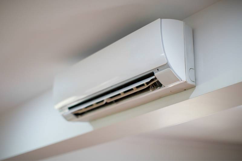 Entretien régulier d'une climatisation Daikin, des filtres et des conduits à Aubagne 13400